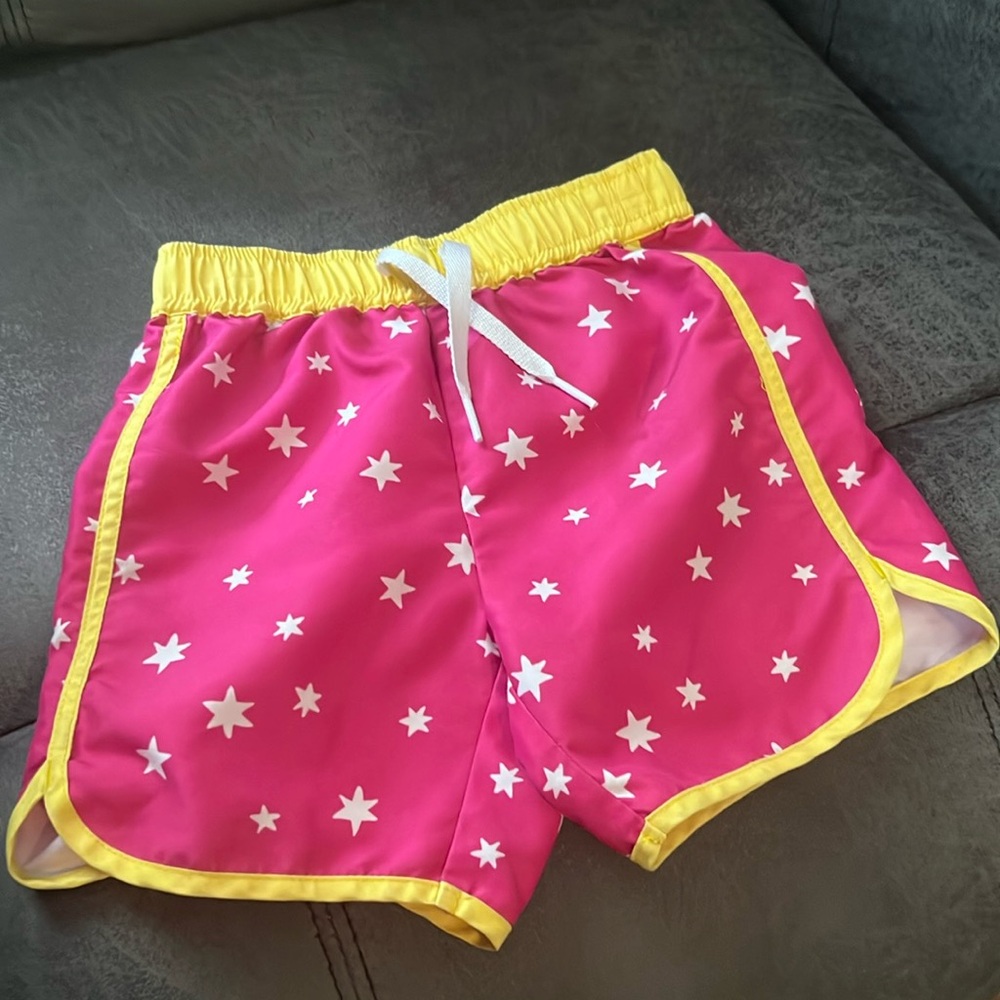 Hanna Andersson size US 2 pink and white star shorts with yellow trim.